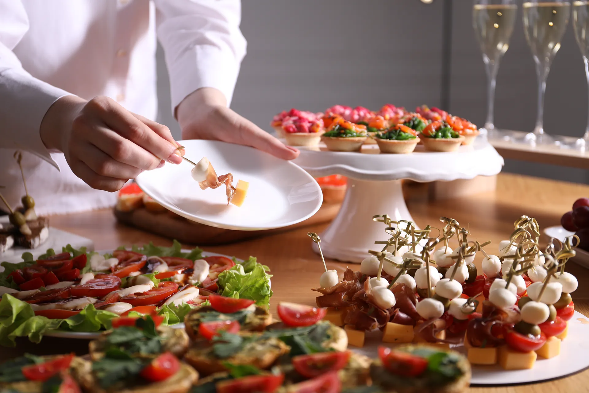 Elegantno posluživanje canapéa na korporativnom domjenku — Catering Muring